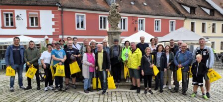 Teilnbehmer der Bierfühung am 1. August 2025 vor dem Löwenbrunnen
